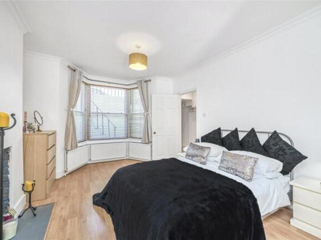 Flat for rent in Cat Hill, England