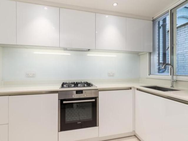 Flat for rent in Cat Hill, England