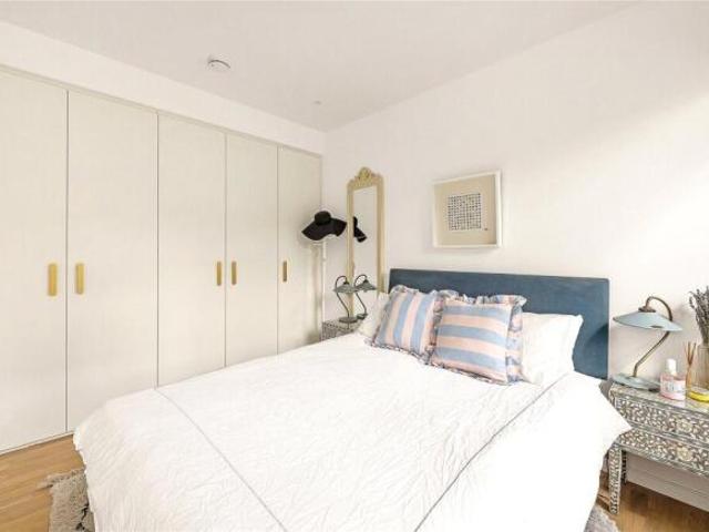 Flat for rent in Cat Hill, England