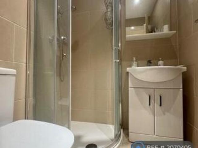 Flat for rent in Cat Hill, England