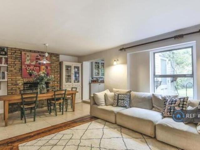 Flat for rent in Cat Hill, England