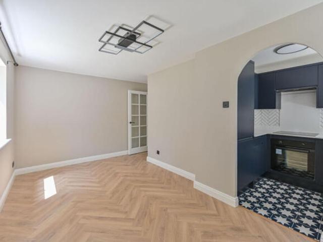 Flat for rent in Tooting Graveney, Greater London