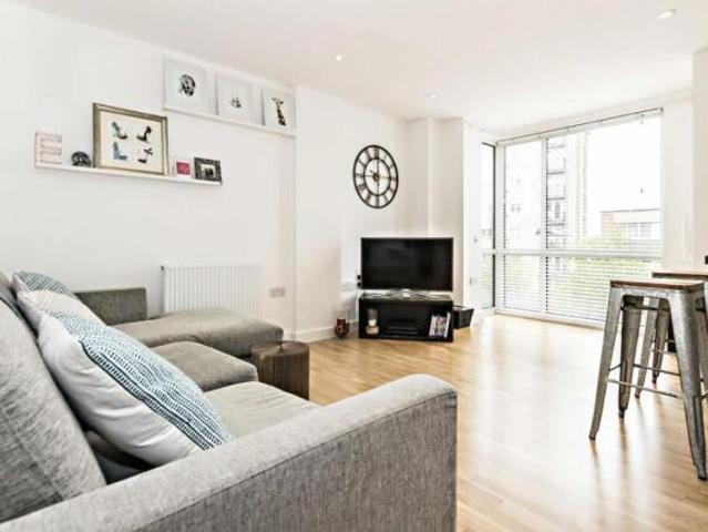 Flat for rent in Brentford End, Greater London