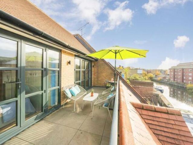 Flat for rent in Brentford End, Greater London