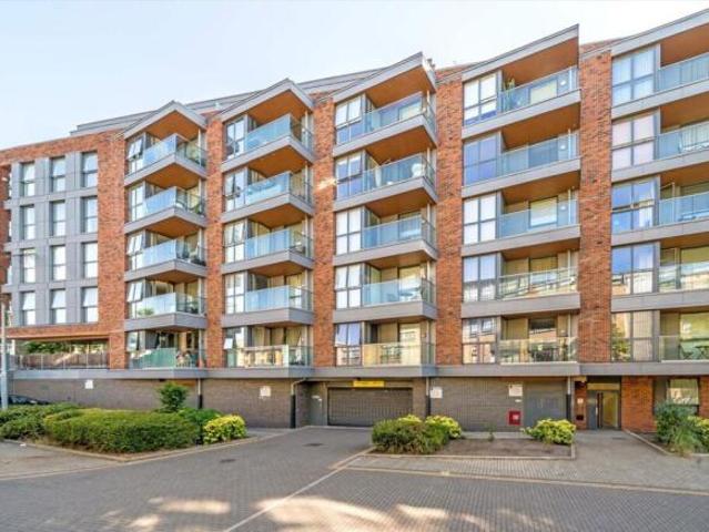 Flat for rent in Brentford End, Greater London