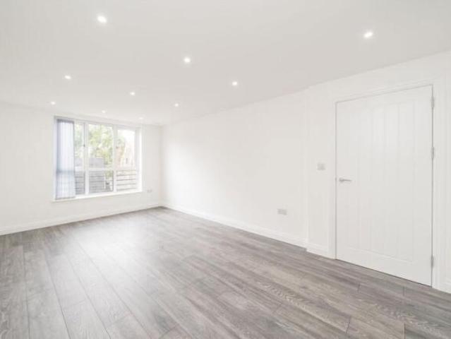Flat for rent in Brentford End, Greater London
