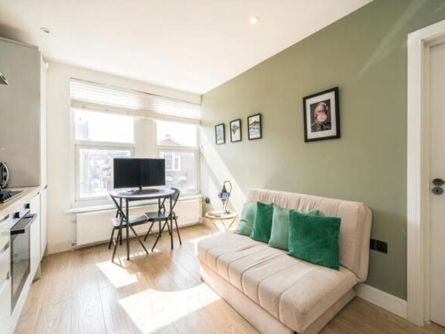 Flat for rent in Tooting Graveney, Greater London
