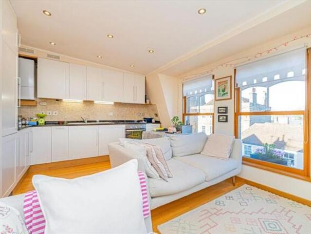 Flat for rent in Teddington, Greater London