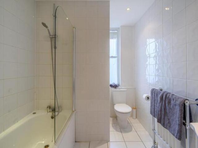 Flat for rent in Cat Hill, England