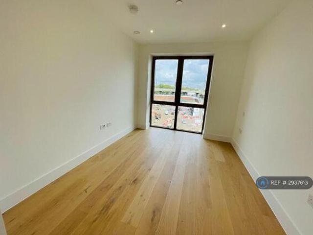 Flat for rent in Brentford End, Greater London