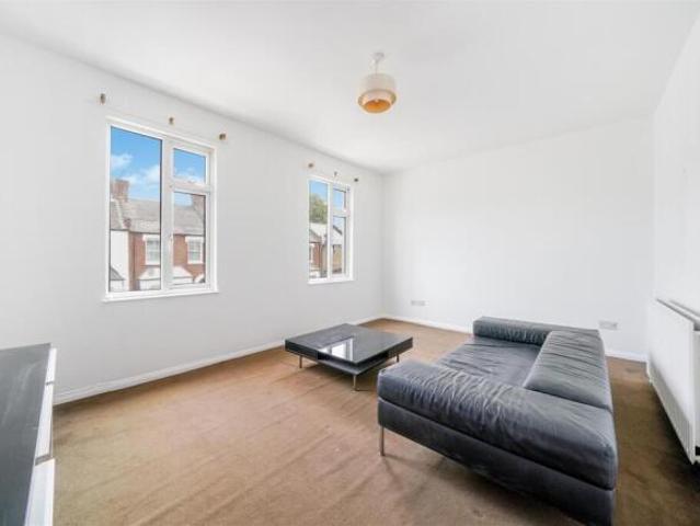 Flat for rent in College Park, Greater London