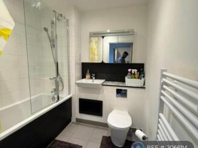 Flat for rent in Cat Hill, England