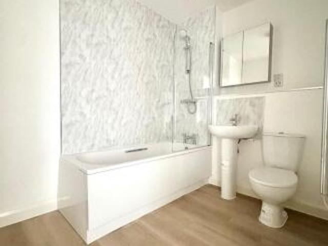 Flat for rent in Calderstones