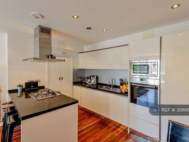 Flat for rent in Cat Hill, England