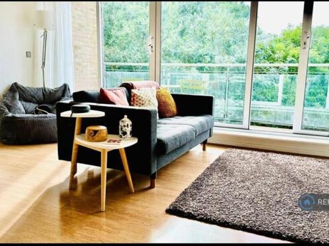Flat for rent in Cat Hill, England