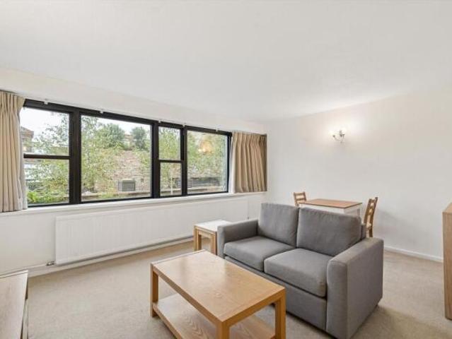 Flat for rent in Cat Hill, England