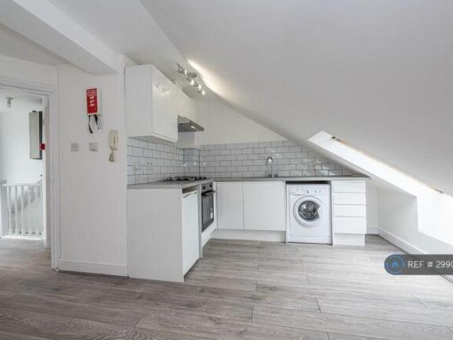 Flat for rent in Cat Hill, England