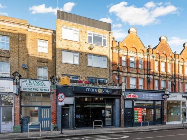 Flat for rent in Cat Hill, England