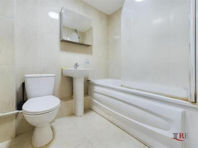 Flat for rent in Cat Hill, England