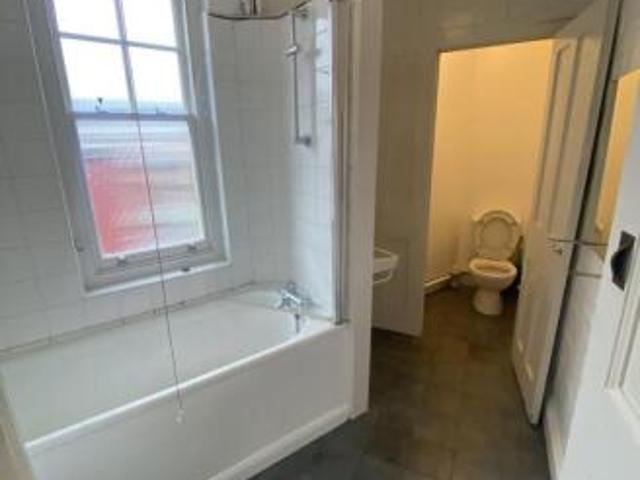 Flat for rent in Cat Hill, England
