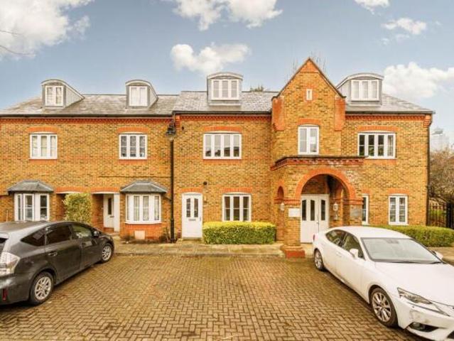 Flat for rent in Brentford End, Greater London