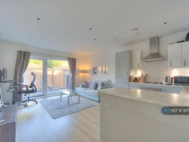 Flat for rent in Cat Hill, England
