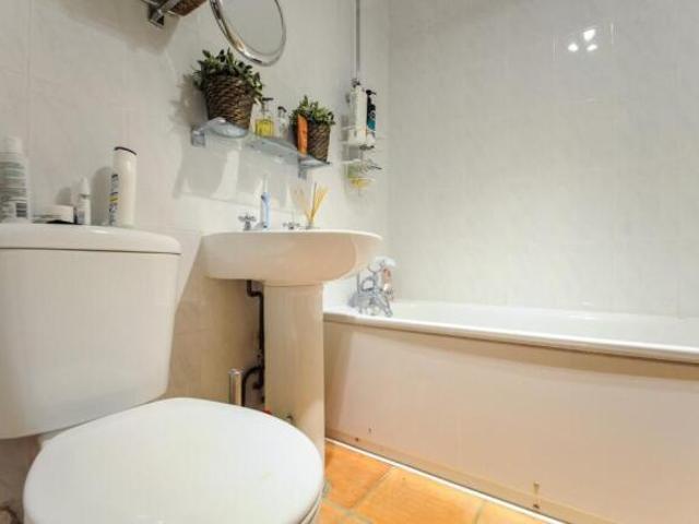 Flat for rent in Cat Hill, England