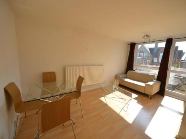 Flat for rent in Cat Hill, England
