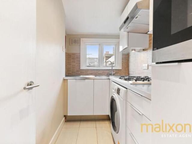 Flat for rent in Cat Hill, England