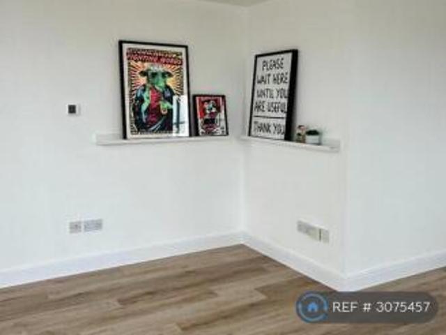Flat for rent in Cat Hill, England
