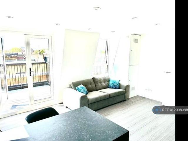 Flat for rent in Cat Hill, England
