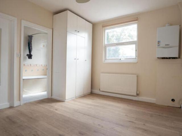 Flat for rent in Tooting Graveney, Greater London