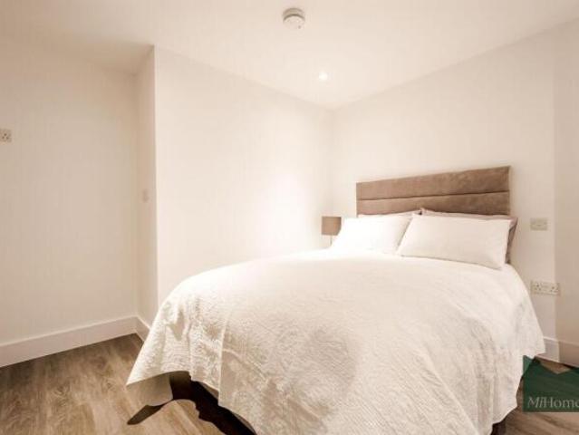 Flat for rent in Cat Hill, England