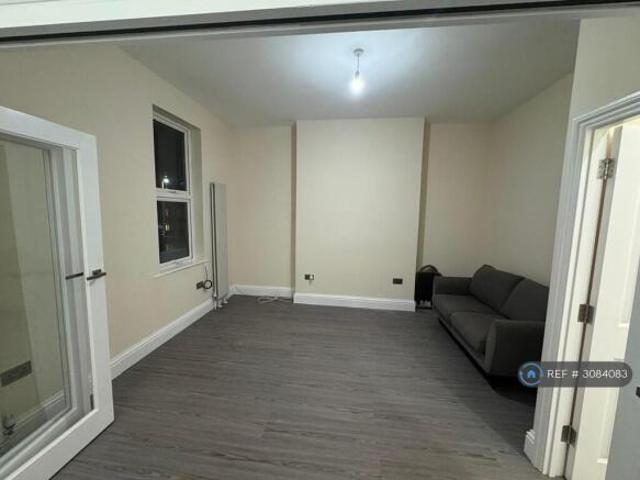 Flat for rent in Cat Hill, England