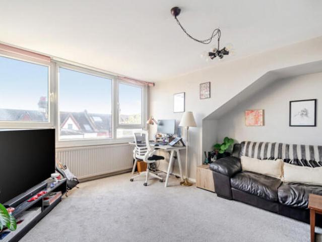 Flat for rent in Cat Hill, England