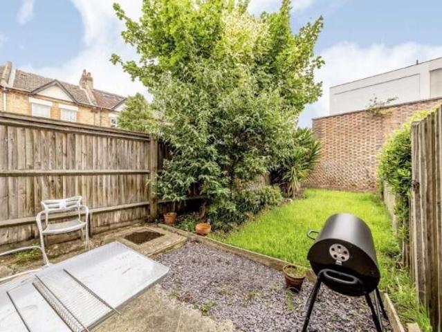 Flat for rent in Cat Hill, England
