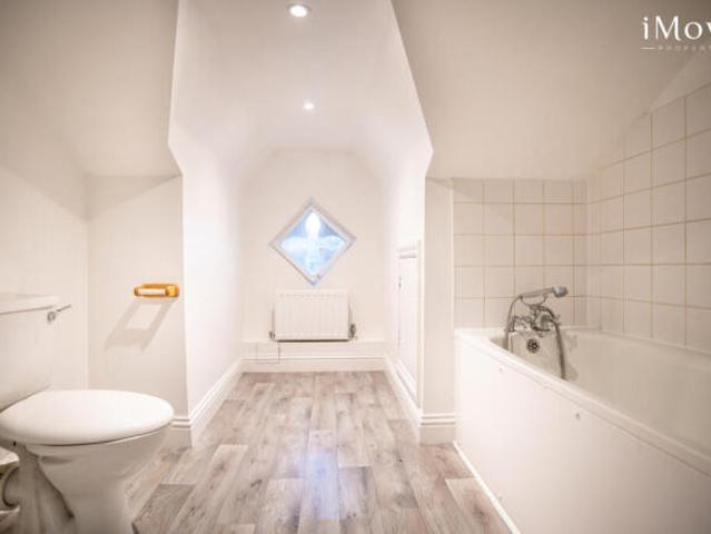 Flat for rent in Cat Hill, England