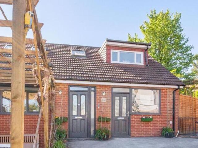 Flat for rent in Cheam, Greater London