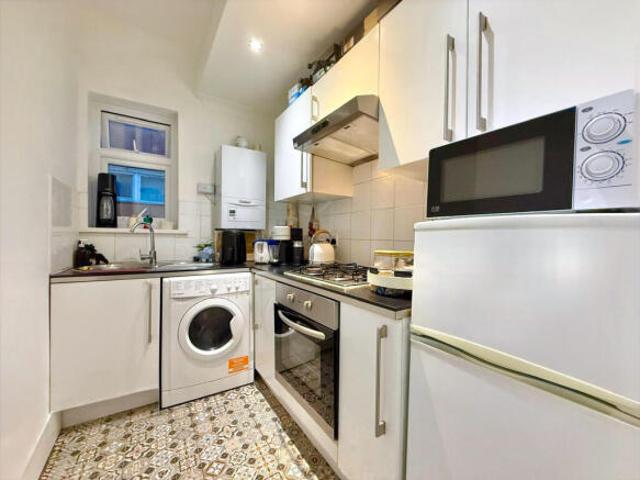 Flat for rent in Cat Hill, England