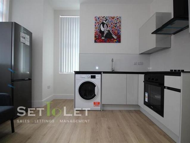Flat for rent in Cat Hill, England