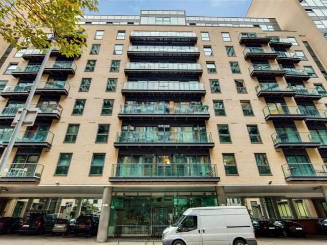 Flat for rent in Cat Hill, England