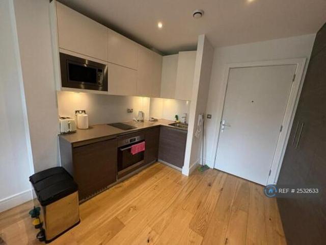 Flat for rent in Cat Hill, England