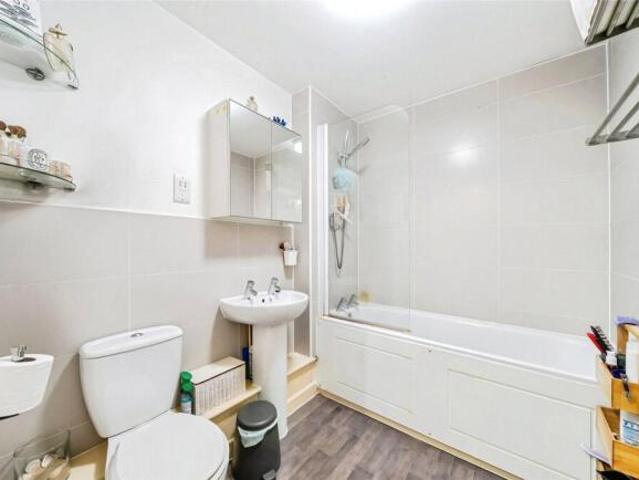 Flat for rent in Cat Hill, England