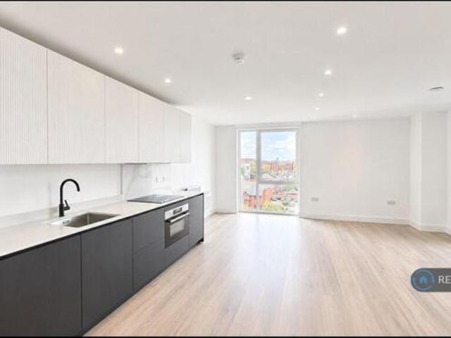 Flat for rent in Cat Hill, England