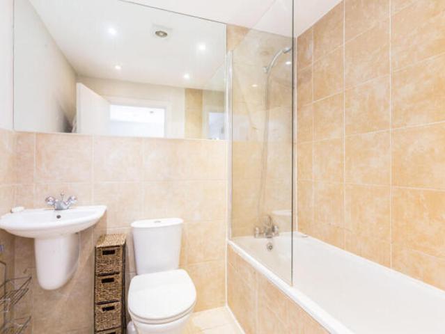 Flat for rent in Cat Hill