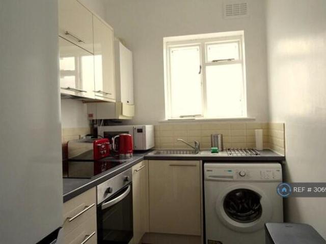 Flat for rent in Cat Hill, England