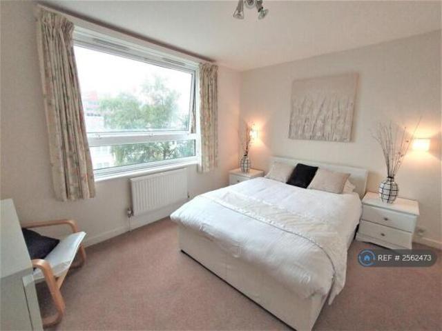 Flat for rent in Cat Hill, England