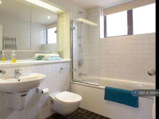 Flat for rent in Cat Hill, England