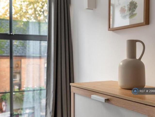 Flat for rent in New Inn, Wales