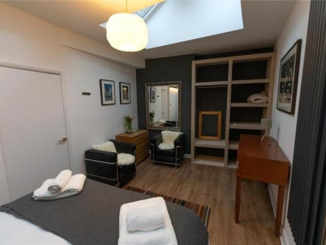 Flat for rent in New Inn, Wales